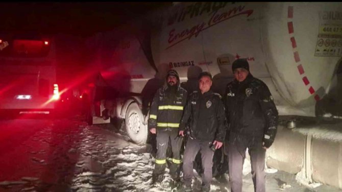 Karlı yolda kalanlara polis yakıt yetiştirdi