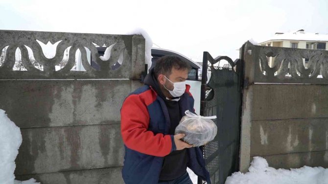 Kış günlerinde yüreklere dokunan sıcacık bir el