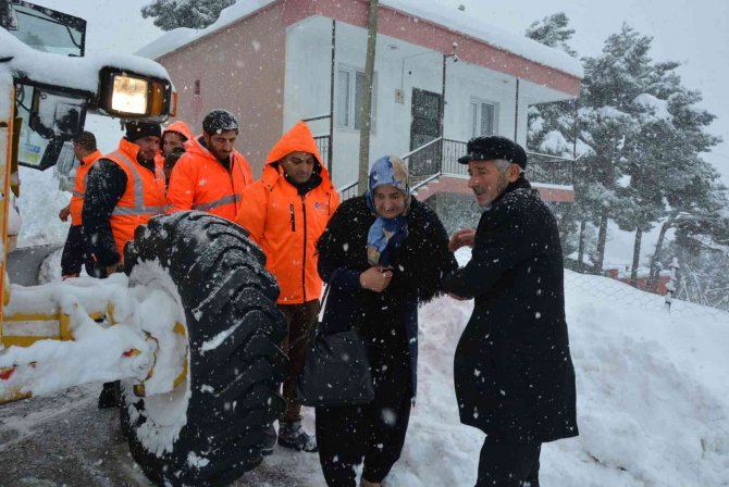 Mersin’de kar nedeniyle 4 gündür evde mahsur kalan yaşlı çift kurtarıldı