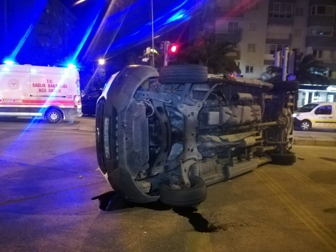 Otomobil ile çarpışan ambulans yan yattı: 3 yaralı