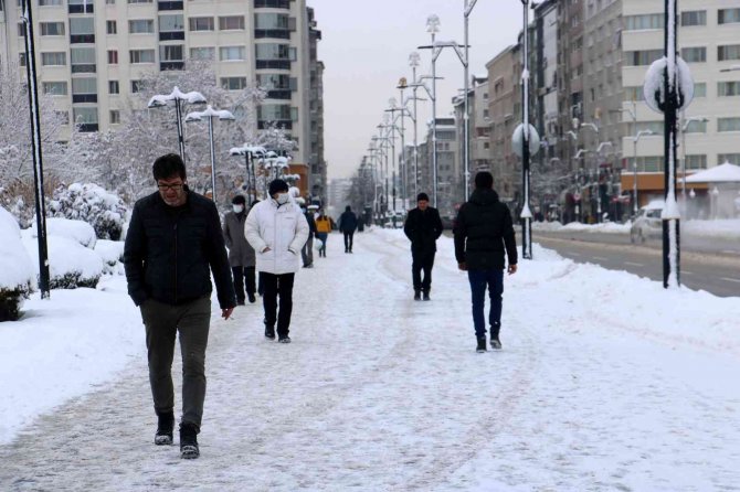 Sivas’ta bin 30 yerleşim yeri araç ulaşımına kapandı