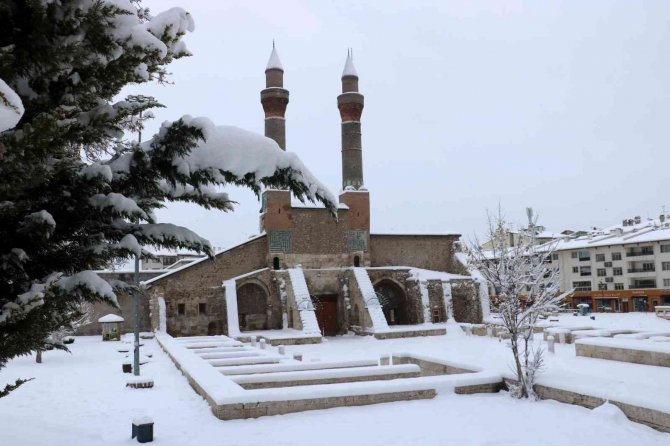 Sivas’ta bin 30 yerleşim yeri araç ulaşımına kapandı