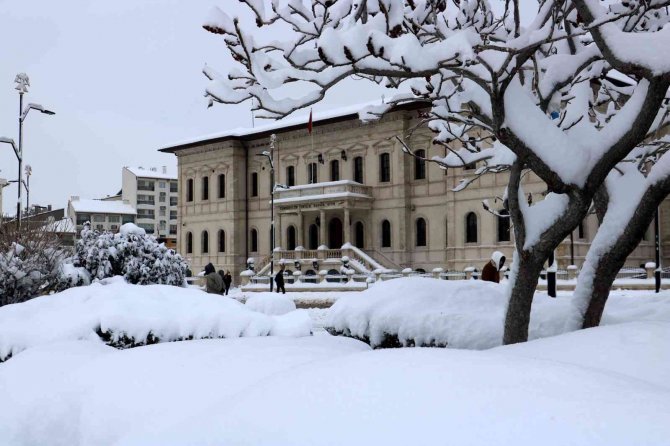 Sivas’ta bin 30 yerleşim yeri araç ulaşımına kapandı