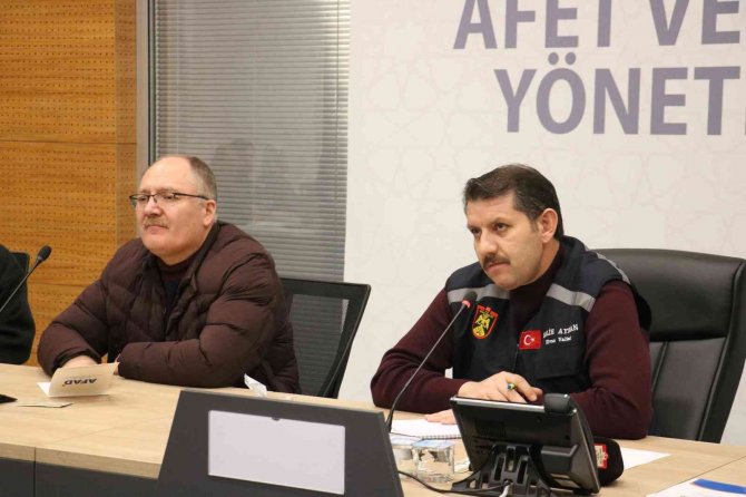 Sivas’ta yoğun kar yağışı nedeniyle tüm birimler gece yarısı acil toplandı