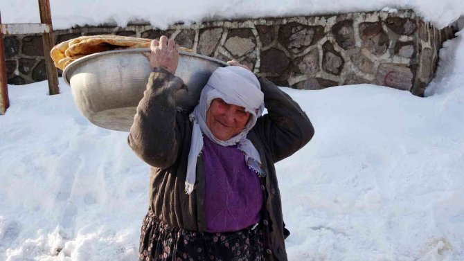 Tek katlı evler kara gömüldü