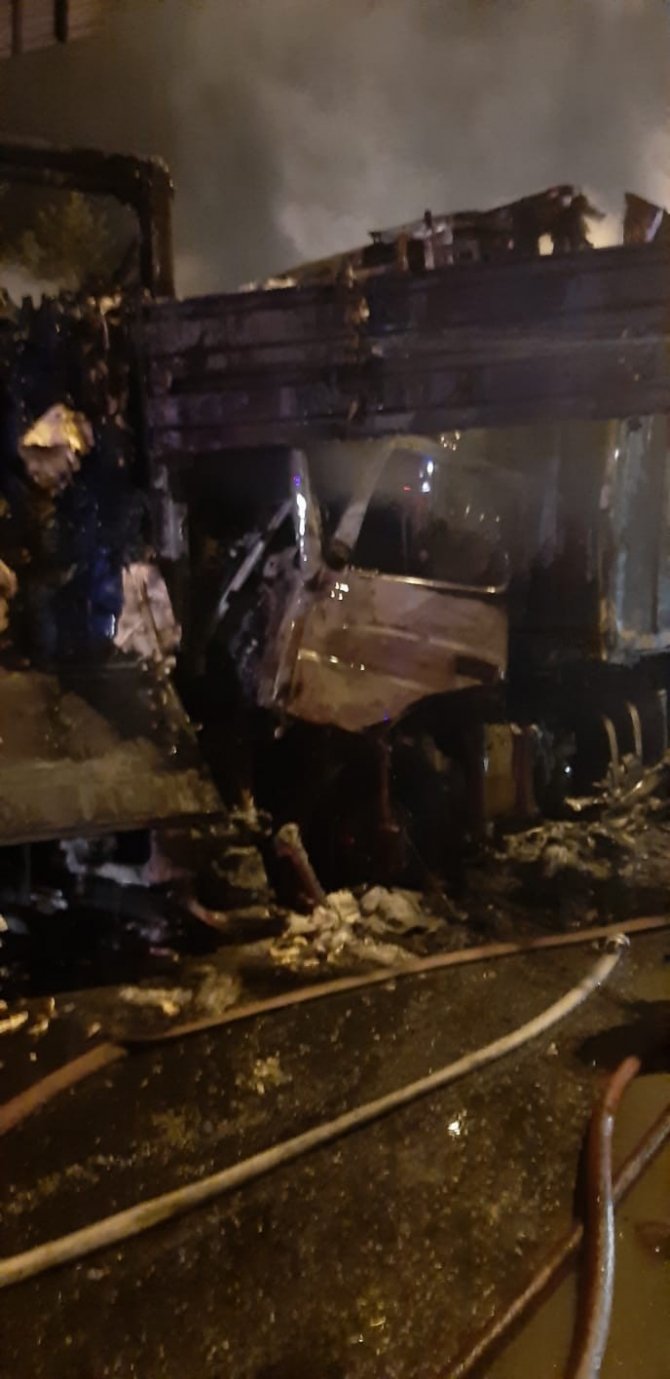 Tır şoförü yanarak hayatını kaybetti