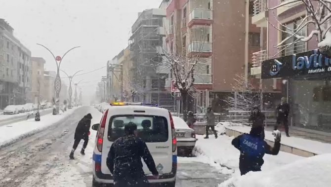 Zabıta ekipleri çocuklarla kar topu oynayıp eğlendi