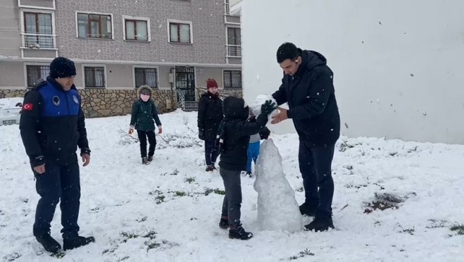 Zabıta ekipleri çocuklarla kar topu oynayıp eğlendi