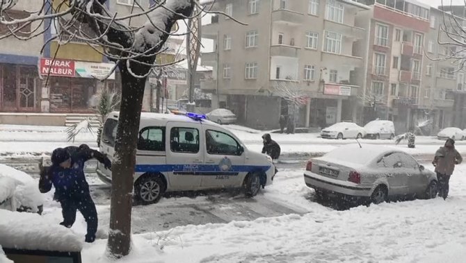 Zabıta ekipleri çocuklarla kar topu oynayıp eğlendi