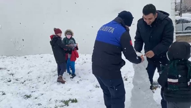 Zabıta ekipleri çocuklarla kar topu oynayıp eğlendi