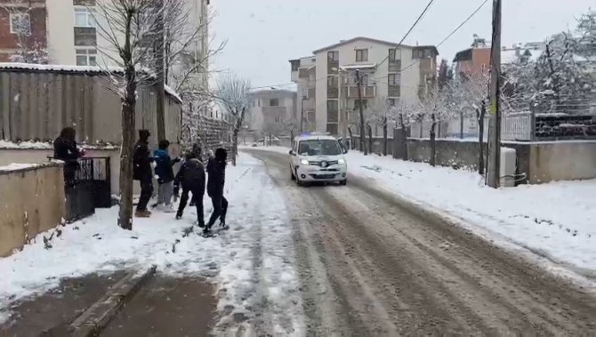 Zabıta ekipleri çocuklarla kar topu oynayıp eğlendi