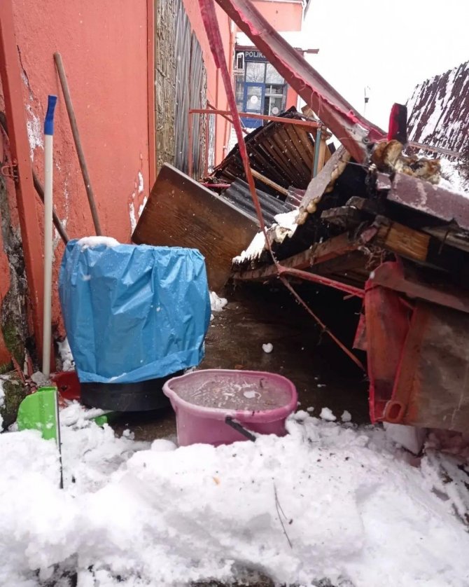 Zonguldak’ta hastane kantininin çatısı çöktü
