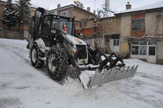 Akşehir’de kar temizliği çalışmaları 7/24 devam ediyor