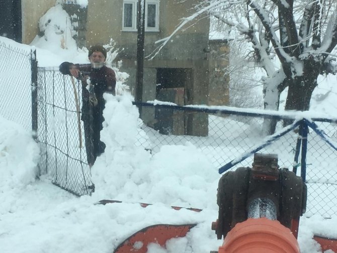 Batman kara teslim, birçok köy yolu ulaşıma kapandı