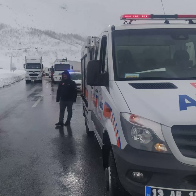 Bitlis AFAD’tan karda mahsur kalanlara yardım