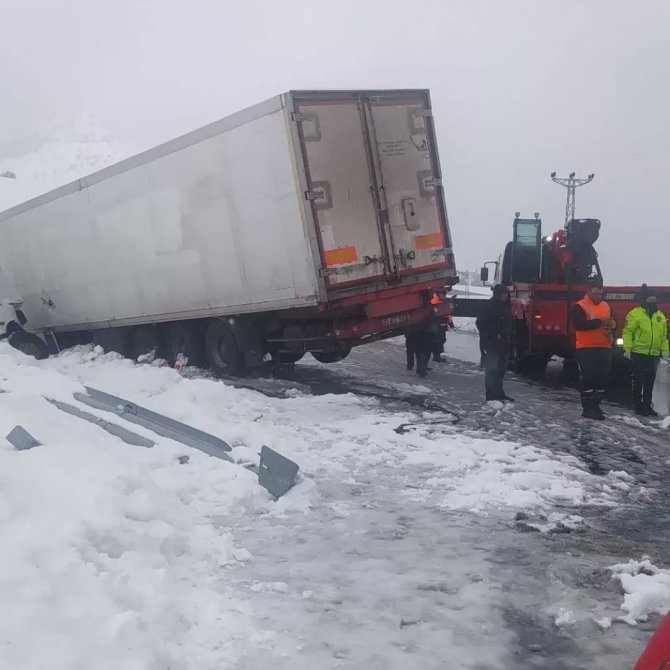 Bitlis AFAD’tan karda mahsur kalanlara yardım