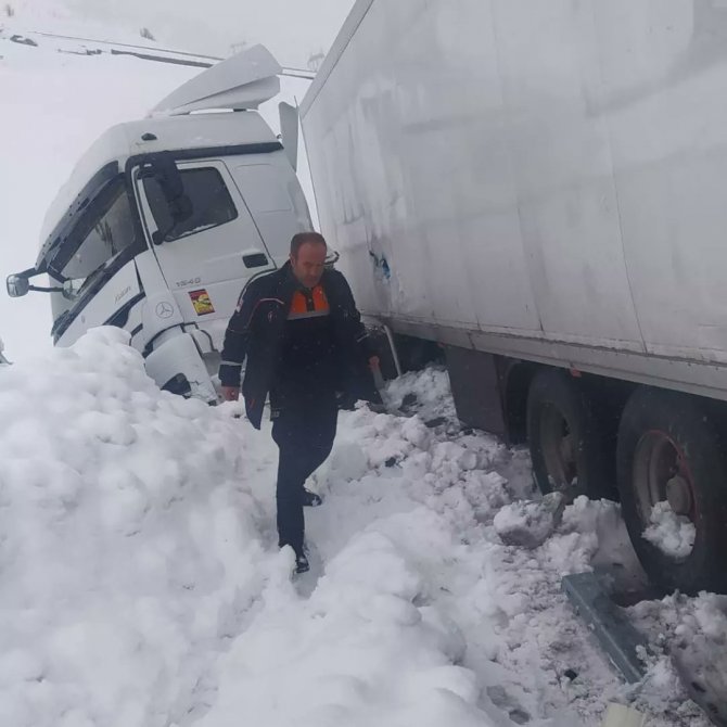 Bitlis AFAD’tan karda mahsur kalanlara yardım