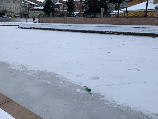 Donmuş Porsuk Çayı üzerinde çöpler