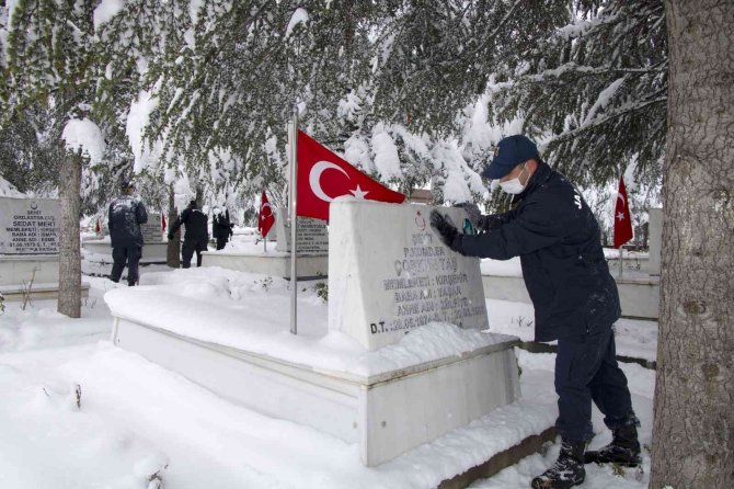 Jandarma personeli Şehitlikte kar temizliği yaptı