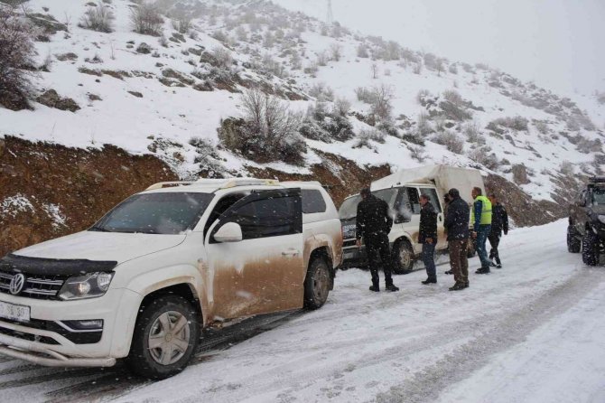 Karda mahsur kalan vatandaşın yardımına belediye başkanı yetişti