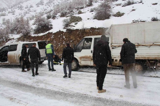 Karda mahsur kalan vatandaşın yardımına belediye başkanı yetişti