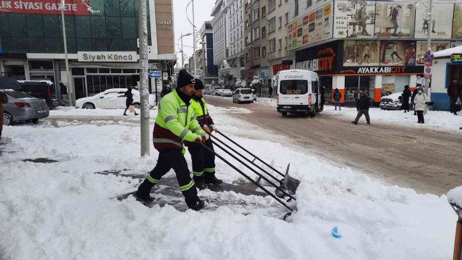 Karla mücadelenin kahramanları 24 saat görev başında