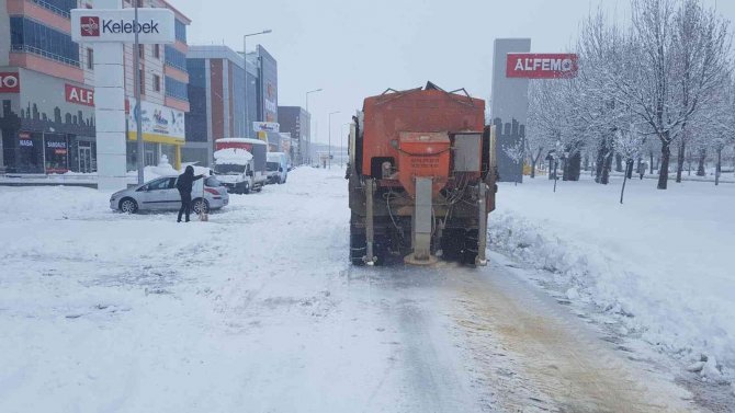 Karla mücadelenin kahramanları 24 saat görev başında