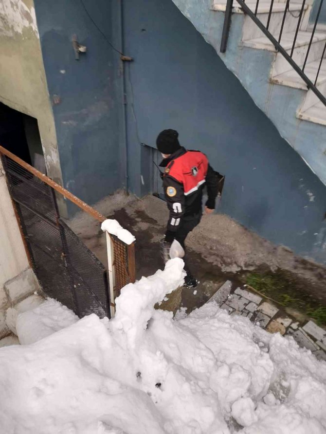 Maltepe’de ihtiyaç sahibi 2 bin kişiye sıcak yemek