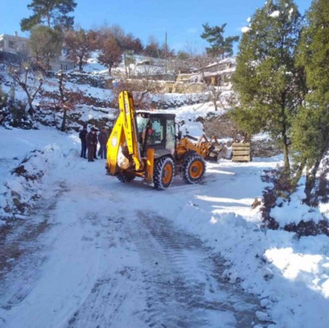 Menteşe’de kar mesaisi devam ediyor