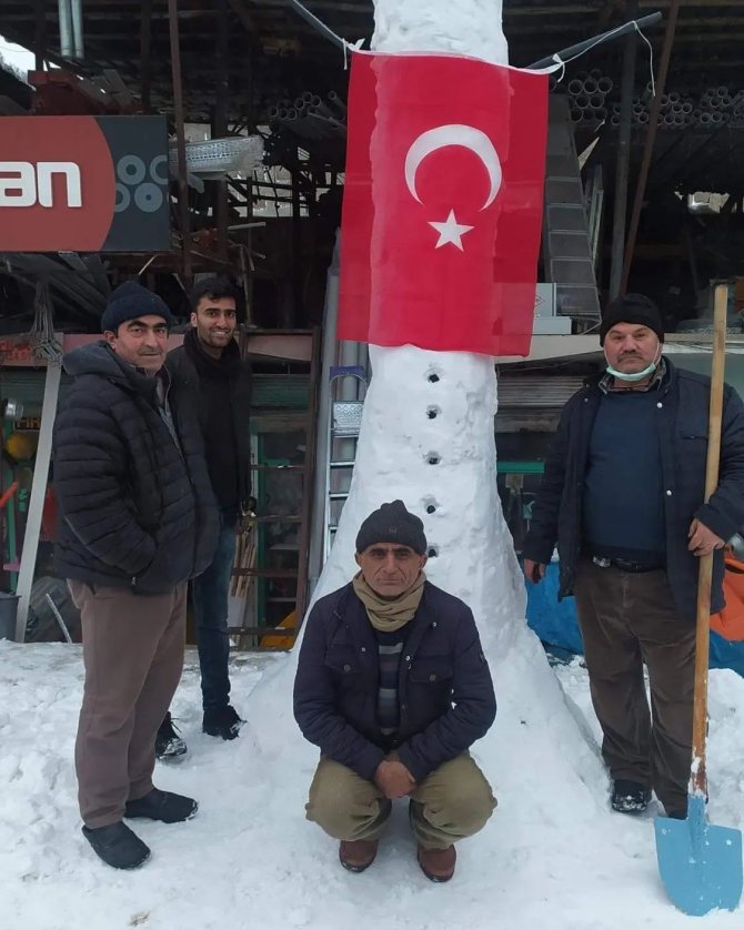 Sezonun dev kardan adamı Elazığ’da: Yaklaşık 4 metre uzunluğunda