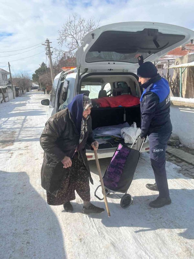 Soğuk ve kardan pazara gidemeyen yaşlı kadının yardımına zabıta yetişti