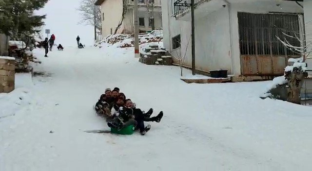 Sokaklar kayak pistine döndü