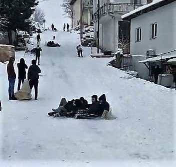 Sokaklar kayak pistine döndü