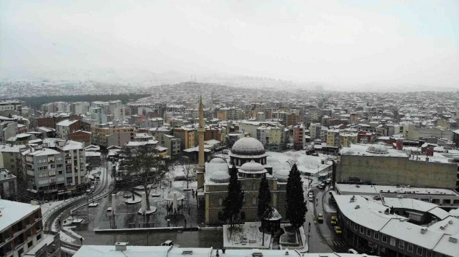 Tarihî Zağnos Paşa Camii beyazlar içinde kaldı