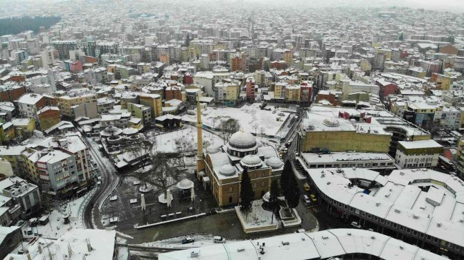 Tarihî Zağnos Paşa Camii beyazlar içinde kaldı