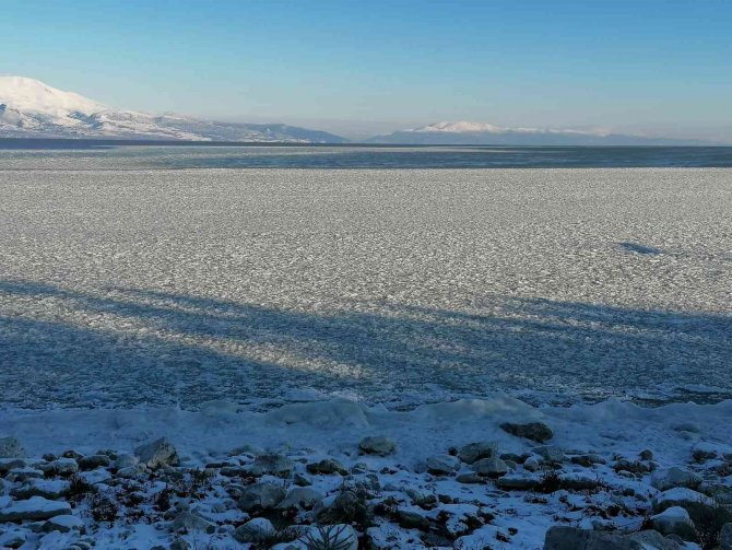 Türkiye’nin 4. büyük gölü Eğirdir buz tuttu