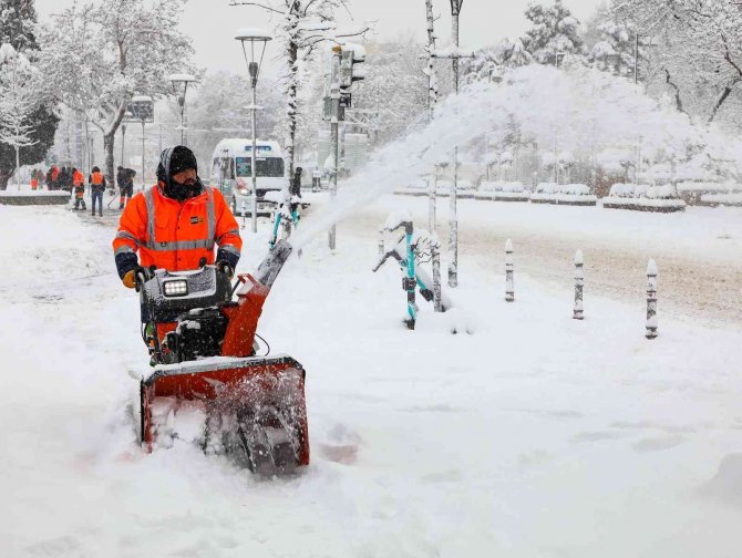 Konya’da karla mücadele devam ediyor