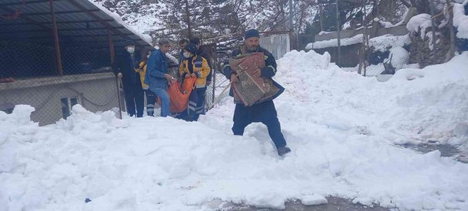 Ambulansın ulaşamadığı hasta dozerin kepçesinde ambulansa taşındı