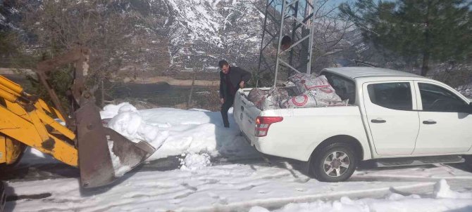 Ambulansın ulaşamadığı hasta dozerin kepçesinde ambulansa taşındı