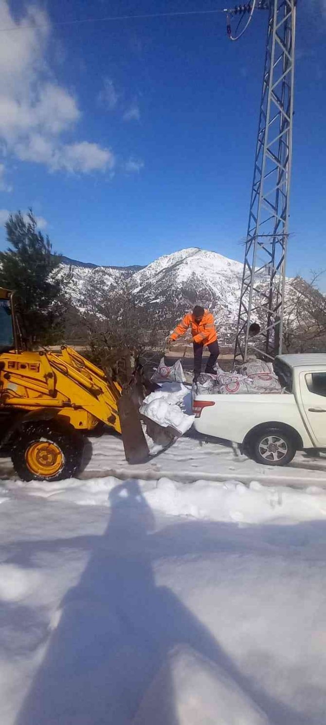 Ambulansın ulaşamadığı hasta dozerin kepçesinde ambulansa taşındı