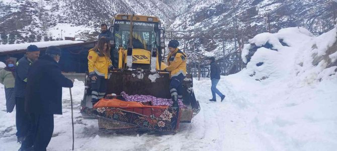 Ambulansın ulaşamadığı hasta dozerin kepçesinde ambulansa taşındı