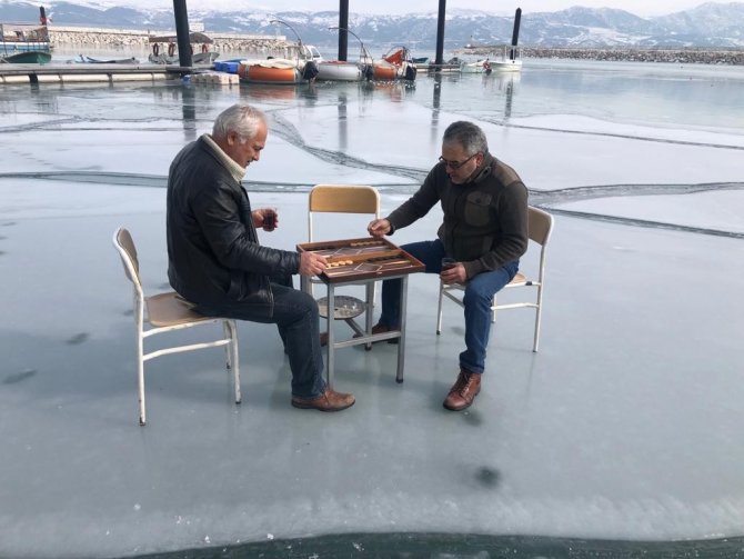 Buz tutan Eğirdir Gölü üzerinde bisiklet sürüp tavla keyfi yaptılar