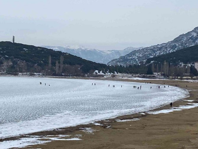 Buz tutan Eğirdir Gölü üzerinde bisiklet sürüp tavla keyfi yaptılar