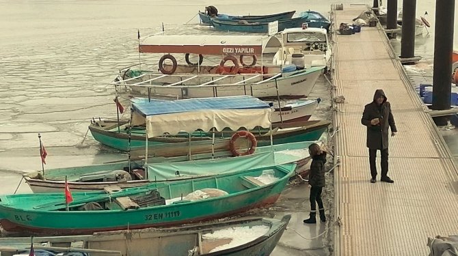 Buz tutan Eğirdir Gölü üzerinde bisiklet sürüp tavla keyfi yaptılar