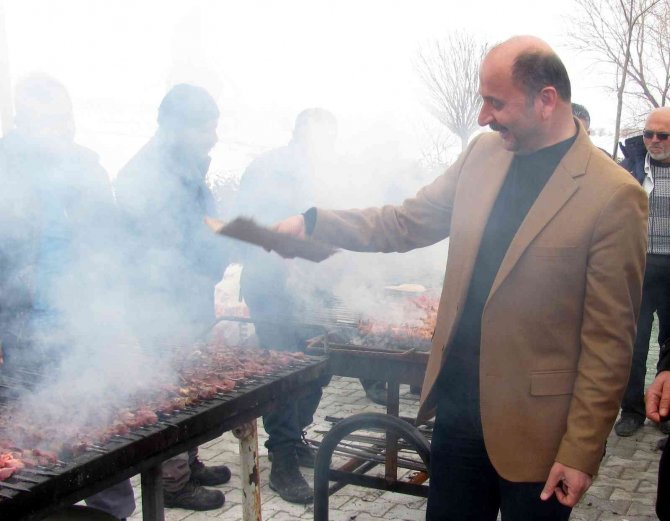 Doğru, kar temizleme çalışması yapan ekiplere kebap ikram etti