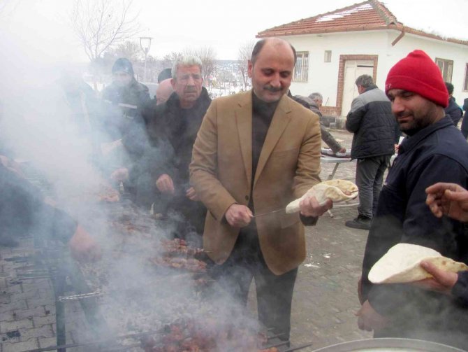 Doğru, kar temizleme çalışması yapan ekiplere kebap ikram etti