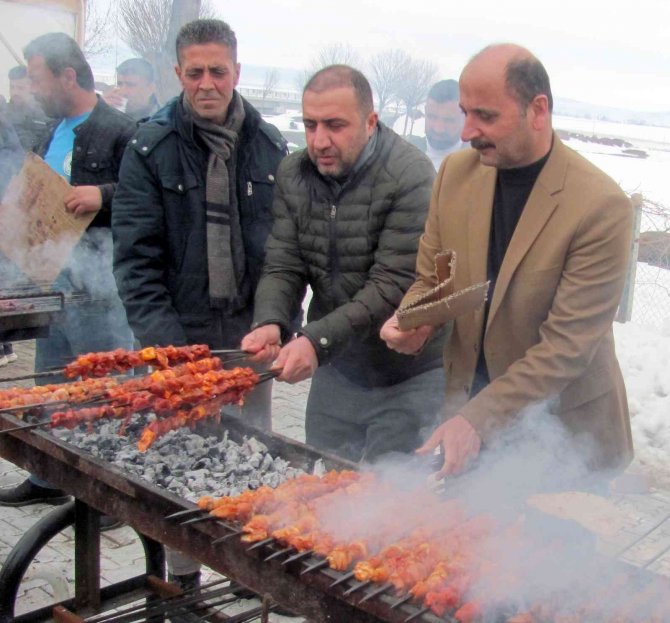 Doğru, kar temizleme çalışması yapan ekiplere kebap ikram etti