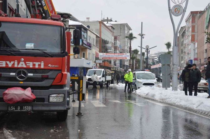 Kaldırımda yürüyen vatandaşın üstüne kar kütlesi düştü