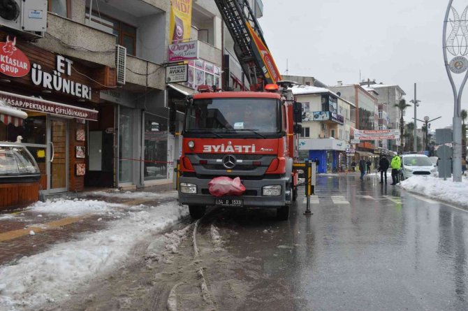 Kaldırımda yürüyen vatandaşın üstüne kar kütlesi düştü