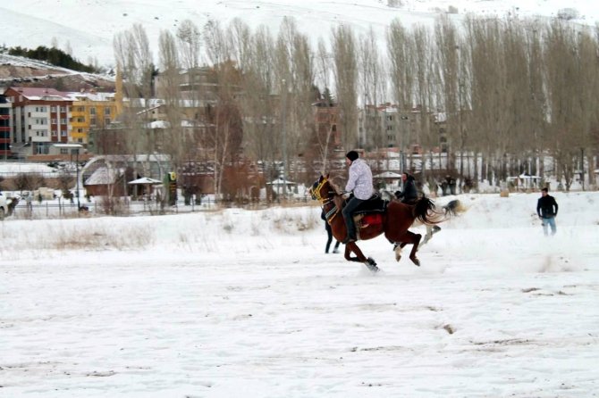 Karlı zeminde oynanan ciritte, at üzerinden düşen ciritçinin ayağı kırıldı turnuva yarıda kaldı